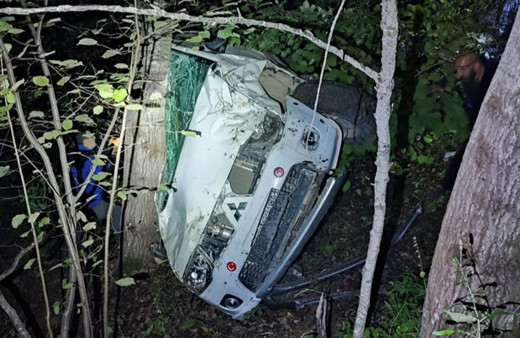 Artvin'de otomobil uçuruma yuvarlandı: 1 çocuk öldü, 2 kişi yaralandı!