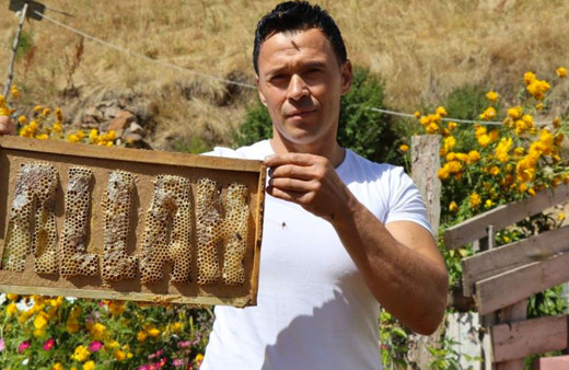 Erzurum'da bal üreticisi arılarına yazı yazmayı öğretti görenler şaşkına dönüyor