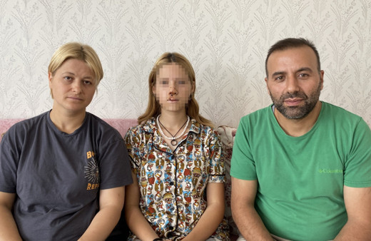 Tacizciler yüzüne kaldırım taşı fırlatmıştı!  O genç kız ilk kez konuştu