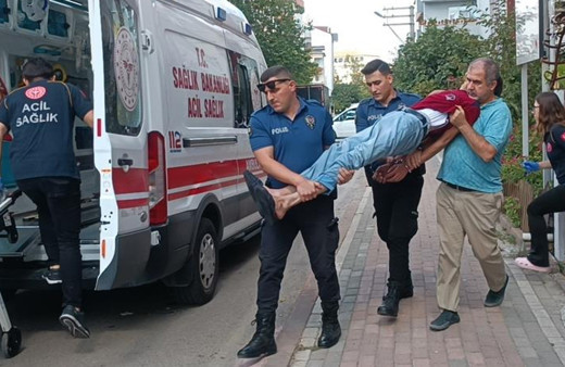 Kocaeli'de ekiplerin zor anları! Sinir krizi geçiren şahıs kelepçelenerek ambulansa taşındı