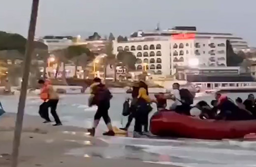 Kuşadası'na sahilden göçmenler böyle geldi! Botla gelip şehre dağıldılar