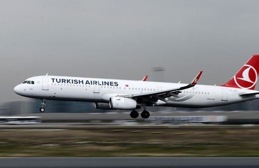 THY uçağında 'kemer' tartışması! Yolcu polis eşliğinde uçaktan indirildi