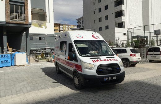 Malatya'da deprem tadilatı için kurulan inşaat iskelesi çöktü: 2 yaralı