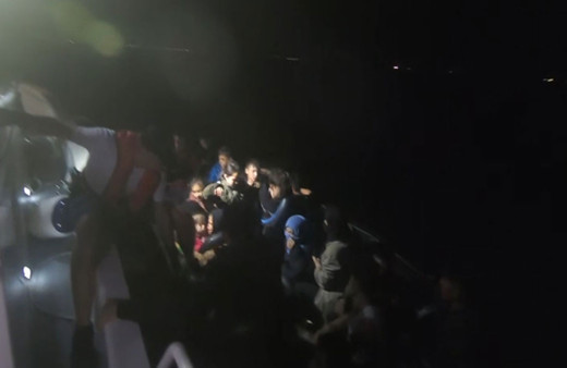 Aydın'da lastik botla geri itilen 33 düzensiz göçmen kurtarıldı!