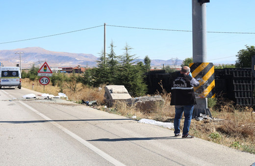 Burdur'da acı kaza! Trafik levhasına çarpan otomobil hurdaya döndü: 1 ölü, 1 yaralı