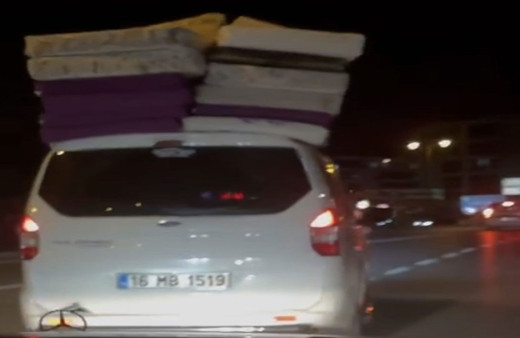 Aracın iki katı yatakla trafiğe çıkan sürücü tehlike saçtı! O anlar kameralara yansıdı