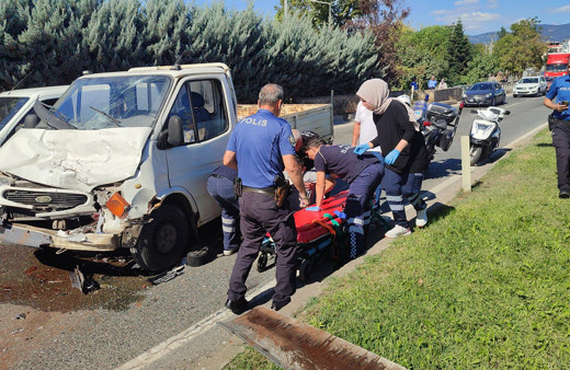 Bursa'da korkunç kaza! Kamyonet tıra arkadan çarptı