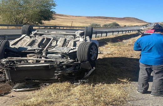 Kontrolden çıkan otomobil rejüje devrildi! 2'si bebek 4 kişi yaralandı