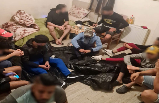 İstanbul'da polis ekiplerinden kaçak göçmen operasyonu! 18 göçmen ve 2 kaçakçı yakalandı