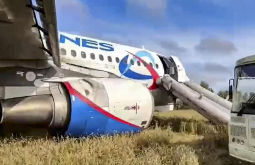 Havada büyük panik! 167 kişiyi taşıyan yolcu uçağı tarlaya acil iniş yaptı