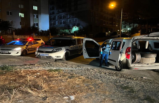 Polisten kaçan lastik hırsızları kaza yaptı! Aracı bırakıp koşarak kaçtı