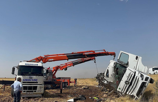Mardin'de kontrolden çıkan tır tarlaya devrildi!