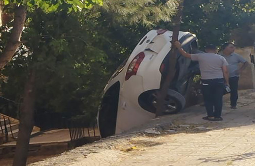 Şanlıurfa'da el freni çekilmeyen otomobil 2 metrelik boşluğa çakıldı!