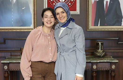 Aile Bakanı Göktaş, Kim Milyoner Olmak İster şampiyonu Rabia'yı ağırladı