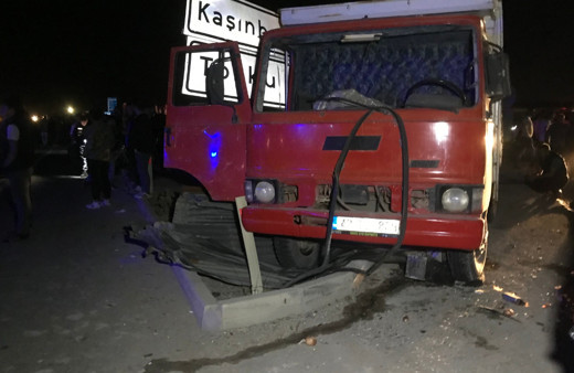 Tarım işçilerini indiren kamyonete kamyon çarptı! Yola savrulan işçilerden 2'sini başka araç ezdi