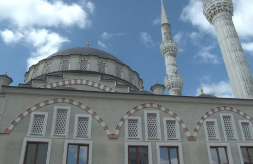 Namaza gittikleri camide avluya bırakılmış 3 günlük bebek buldular!