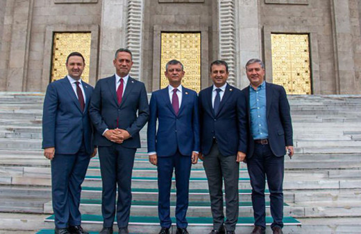 CHP'de kılıçlar çekiliyor! Özgür Özel Meclis'in önünde gövde gösterisi yaptı