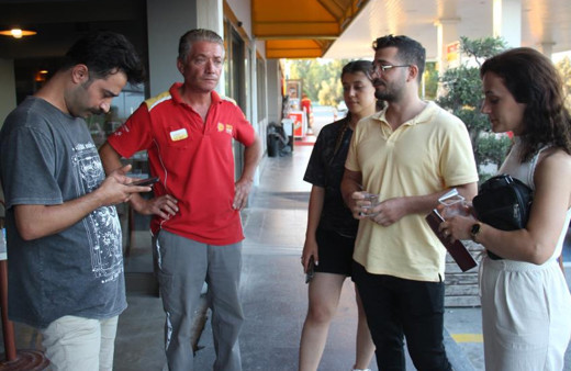 Genç çift, hayatlarının en unutulmaz molasını verdi: Telefon şakası sandık