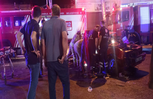 Zeytinburnu'nda oksijen yüklü tıra çarpan otomobil metrelerce savruldu! Hurdaya dönen araçta iki kişi yaralandı