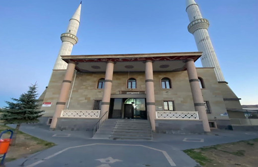 Cami hırsızı iş üstündeyken imama yakalandı!