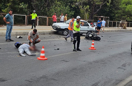 Mersin'de korkunç kaza! Motosikletiyle otomobile çarpan Rus sürücü ağır yaralandı