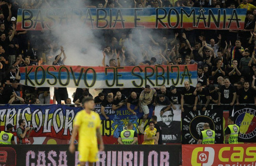 Romanya-Kosova maçında açılan pankart maçı durdurdu! Futbolcular sahayı terk etti