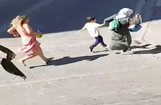 Esenyurt'ta bir kadın, önüne gelene saldırdı! O anlar kameraya yansırken, valilikten açıklama geldi