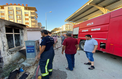 Emekleri gözünün önünde alev alev yandı! Yangını izleyen yaşlı kadın gözyaşlarını tutamadı