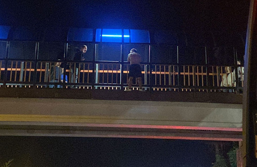 Düzce'de yaya köprüsünde intihar dehşeti! Polislerin saatler süren ikna çabası kameralara yansıdı