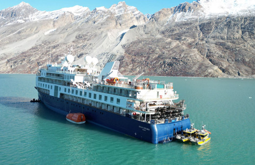 Grönland'da mahsur kalan yolcu gemisi kurtarıldı!