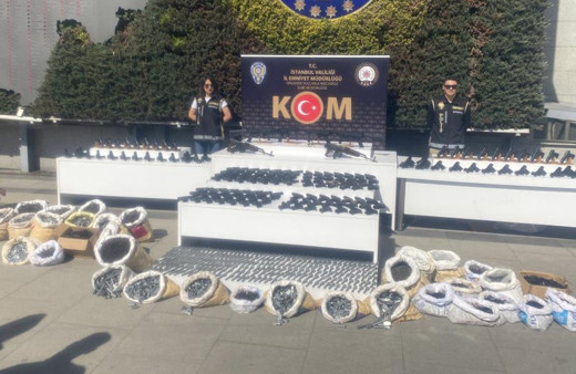 İstanbul'da silah kaçakçılığı operasyonunda 10 şüpheli yakalandı! Ele geçirilenlere bakın...