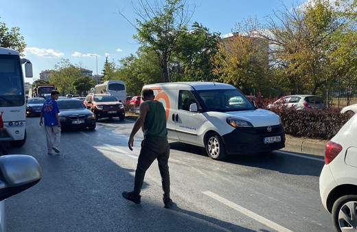 Trafiğe atlayan alkollü şahıs korku dolu anlar yaşattı! Araçların üzerine yürüdü, yola çöktü