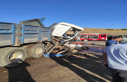 Bingöl'de feci kaza! kamyon ve tır kafa kafaya çarpıştı: 2 yaralı