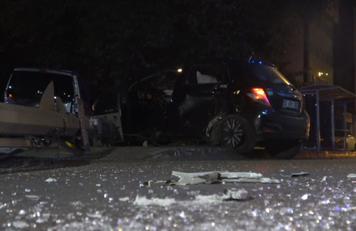 Bursa'da feci kaza! Kontrolden çıkan araç iki araca ve elektrik direğine çarptı