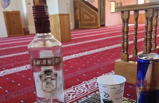 Camide içki içip fotoğrafını paylaşan provokatörden rezil sözler: 'Atatürk'e ekber' dedim cesaretimi topladım