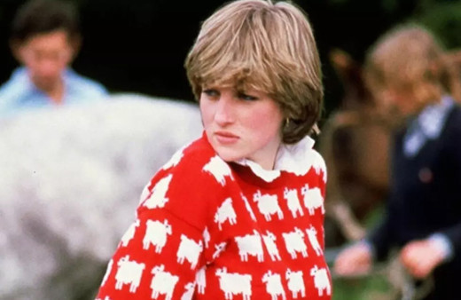 Dudak uçuklatan fiyat! Prenses Diana'nın ikonik koyunlu kazağı açık artırmada satıldı