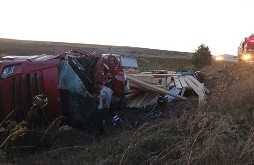 Kontrolden çıkan kereste yüklü tır şarampole devrildi:1 ölü