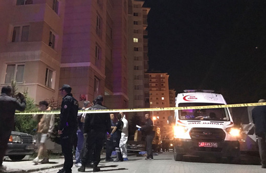 İki genç kız sevgililerine mesaj gönderip 15 katlı binanın çatısından atladı