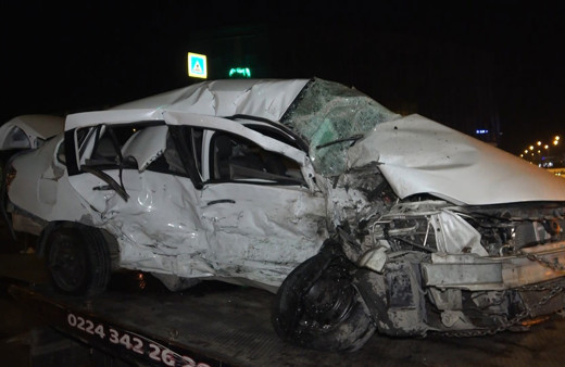 Bursa'da 2 otomobil kafa kafaya çarpıştı! Kaza anı kameralara yansıdı