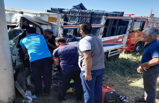 Diyarbakır'da uyuyakalan sürücü elektrik direğine çarptı!