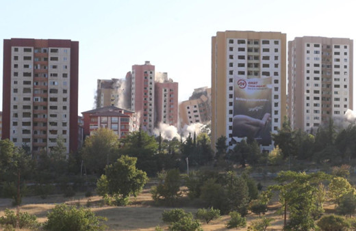 Malatya'da hasarlı 9 bina kontrollü şekilde aynı anda yıkıldı