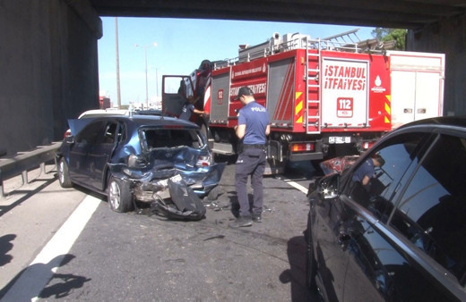 Kurtköy TEM otoyolunda 4 araç zincirleme kazaya karıştı: 2 yaralı