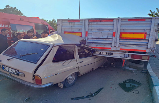 Adana'da kontrolden çıkan  kamyon ve otomobil birbirine girdi