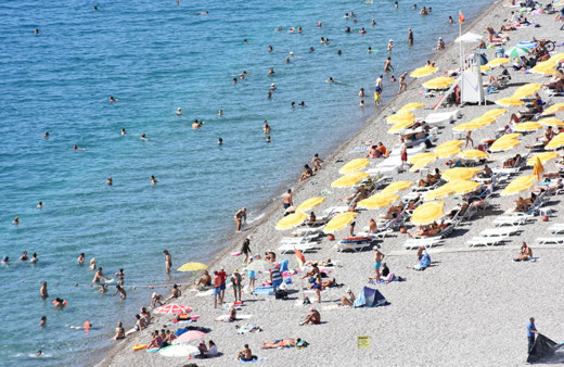 Antalya plajları eylülde de çok hareketli!