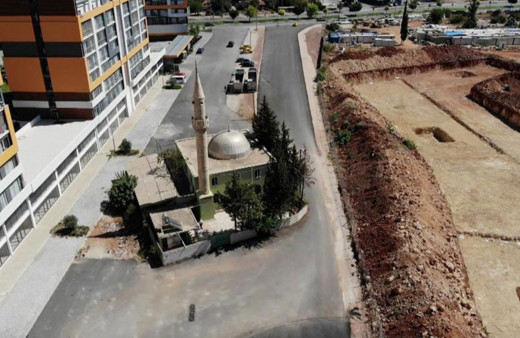 İmar değişikliği olunca camiler yolun ortasında kaldı!