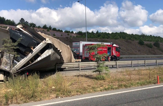 Çekmeköy'de korkunç kaza! Tır ile kamyonet birbirine girdi: 2 yaralı