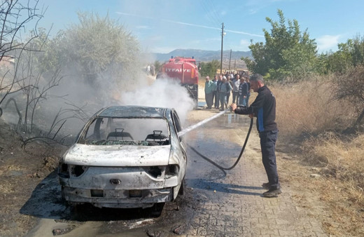 Çorum'da seyir halindeyken alev alan otomobil tamamen yandı!