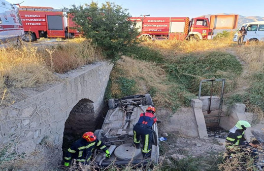 Denizli'de feci kaza! Otomobil köprüden su kanalına uçtu