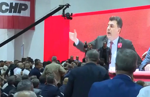 CHP İzmir Kongresi'nde kavga çıktı! Masalar, sandalyeler devrildi polis araya girip sakinleştirdi