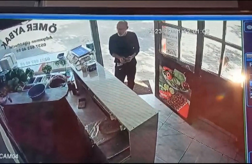 Bursa'da girdiği dükkandan hırsızlık yapan hırsız kredi kartıyla alışveriş yaptı!